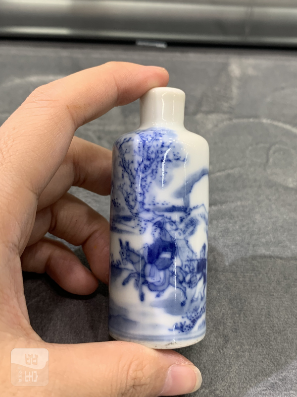 清晚期青花踏雪寻梅图鼻烟壶 - 图6